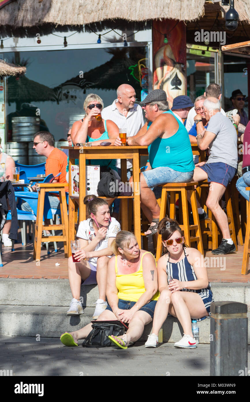 Tiki Beach Bar,Levante Beach, Benidorm, Costa Blanca, Spain, 18 January 2018. British holidaymakers escape the cold weather in the UK. Tourists and locals enjoy the winter sun and daytime temperatures in the high 20's Celsius. Credit: Mick Flynn/Alamy Live News Stock Photo