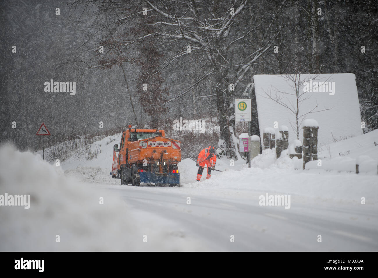 Drei Annen Hohne, Germany. 18th Jan, 2018. An employee of the winter services clears away snow in Drei Annen Hohne, Germany, 18 January 2018. The Harz region has seen snow at higher altitudes. The afternoon will become quite stormy, as the German weather service has issued a storm warning for the entire region. Credit: Klaus-Dietmar Gabbert/dpa-Zentralbild/ZB/dpa/Alamy Live News Stock Photo