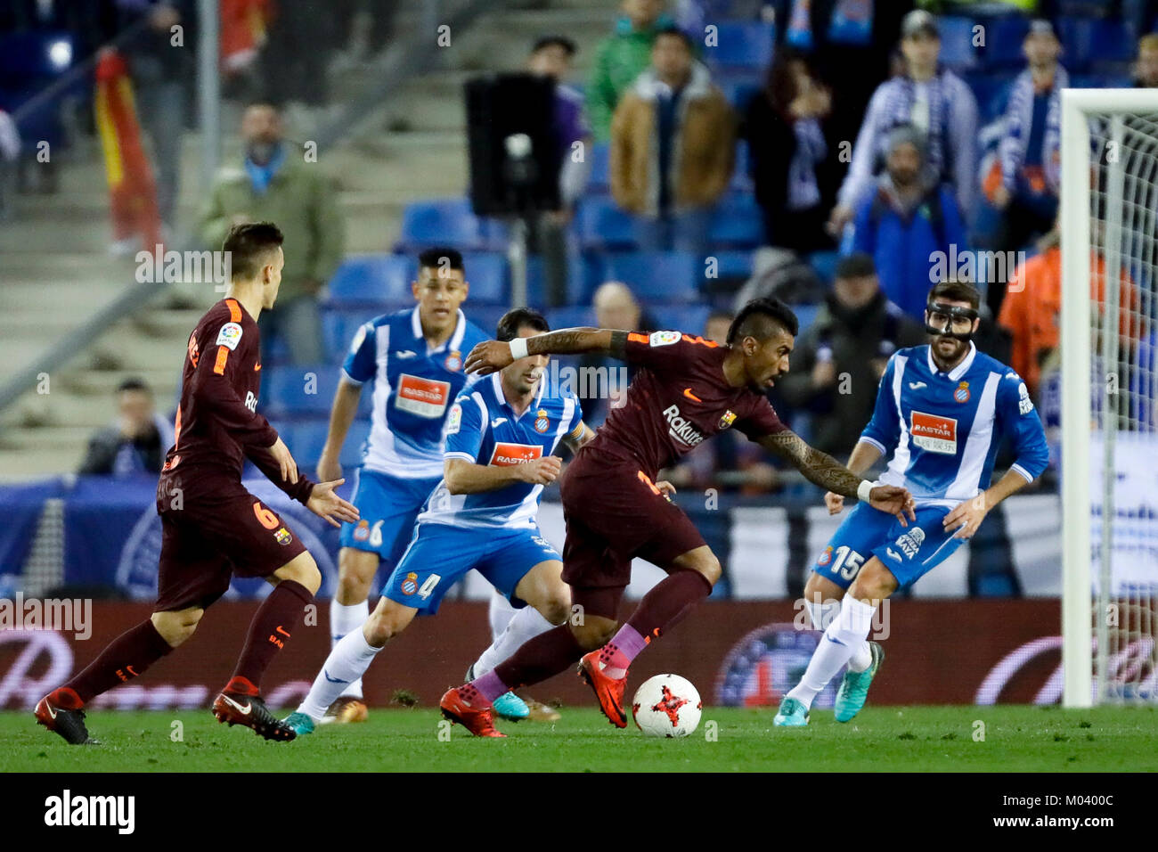 RCDE Stadium, Cornella del Llobregat, Spain. 17th January, 2018. Paulinho runs with the ball while Victor Sanchez chases him during the match at RCDE Stadium during the quarter finals of Copa de S.M. del Rey 17/18, Cornella del Llobregat, Barcelona, Spain. Credit: G. Loinaz. Credit: G. Loinaz/Alamy Live News Stock Photo