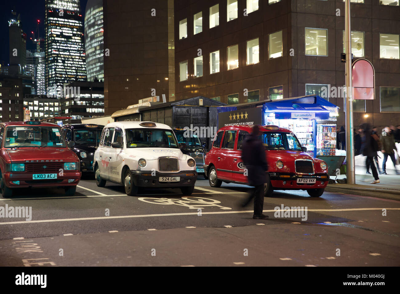 London, UK. 18th Jan, 2018. London Bridge has been closed to traffic amid a series of black cab protests against TfL and Uber. City of London police warned the demonstration would see the bridge sealed off until at least 8pm. Credit: Keith Larby/Alamy Live News Stock Photo