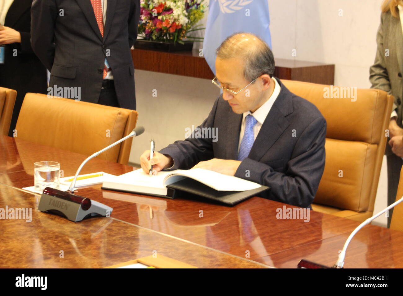 UN, New York, USA. 18th Jan, 2018. UN Sec-Gen Antonio Guterres met Lim Sung-nam, First Vice Foreign Minister, Republic of Korea, who signed UN visitors book. Photo: Matthew Russell Lee / Inner City Press Credit: Matthew Russell Lee/Alamy Live News Stock Photo