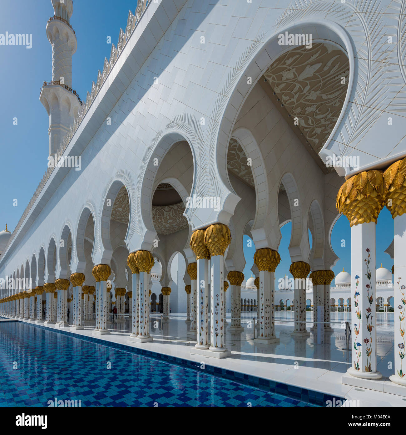 The architecture of the Sheikh Zayed Grand Mosque in Abu Dhabi, UAE ...