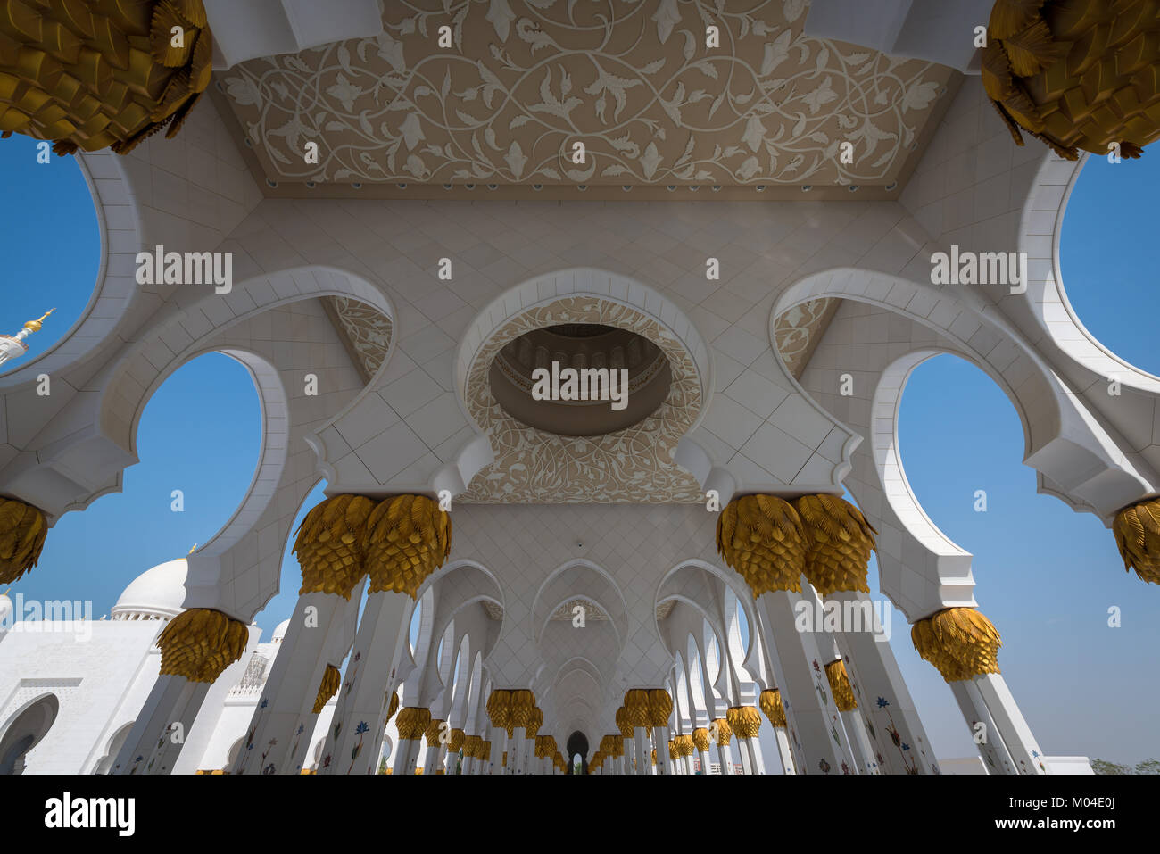 The architecture of the Sheikh Zayed Grand Mosque in Abu Dhabi, UAE ...
