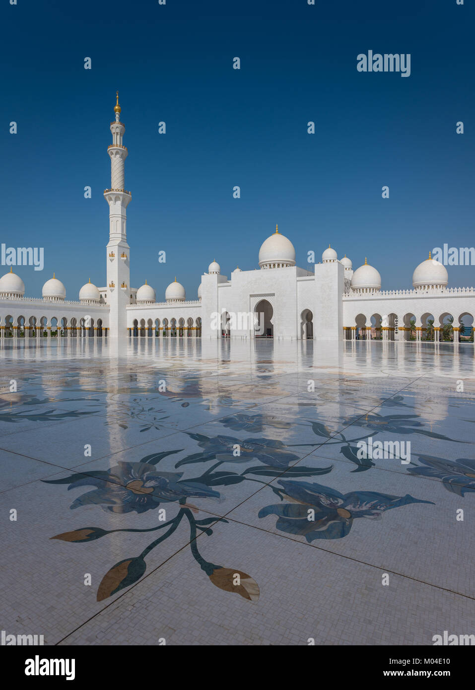 The architecture of the Sheikh Zayed Grand Mosque in Abu Dhabi, UAE ...