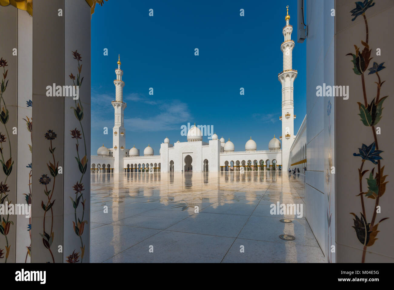The architecture of the Sheikh Zayed Grand Mosque in Abu Dhabi, UAE ...