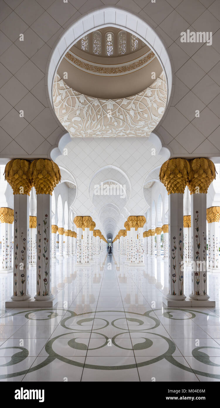 The architecture of the Sheikh Zayed Grand Mosque in Abu Dhabi, UAE ...