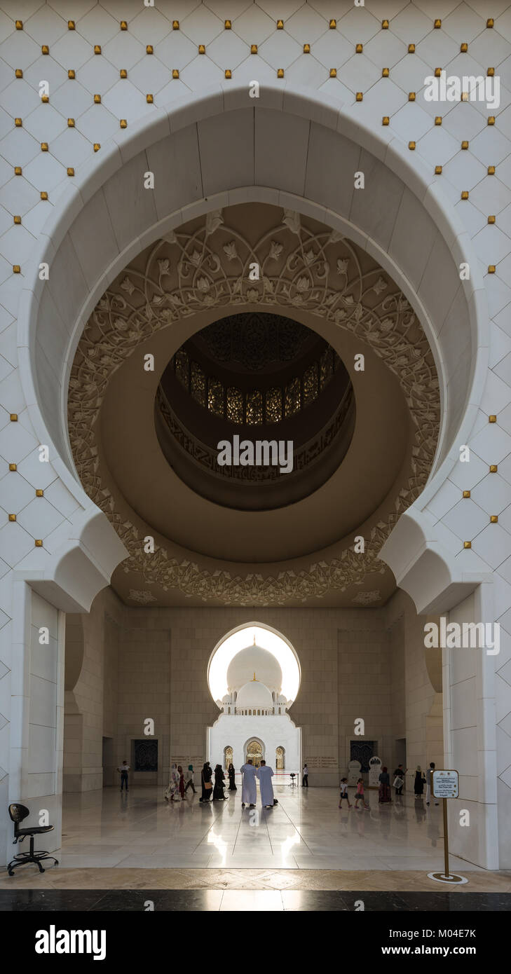 The architecture of the Sheikh Zayed Grand Mosque in Abu Dhabi, UAE ...