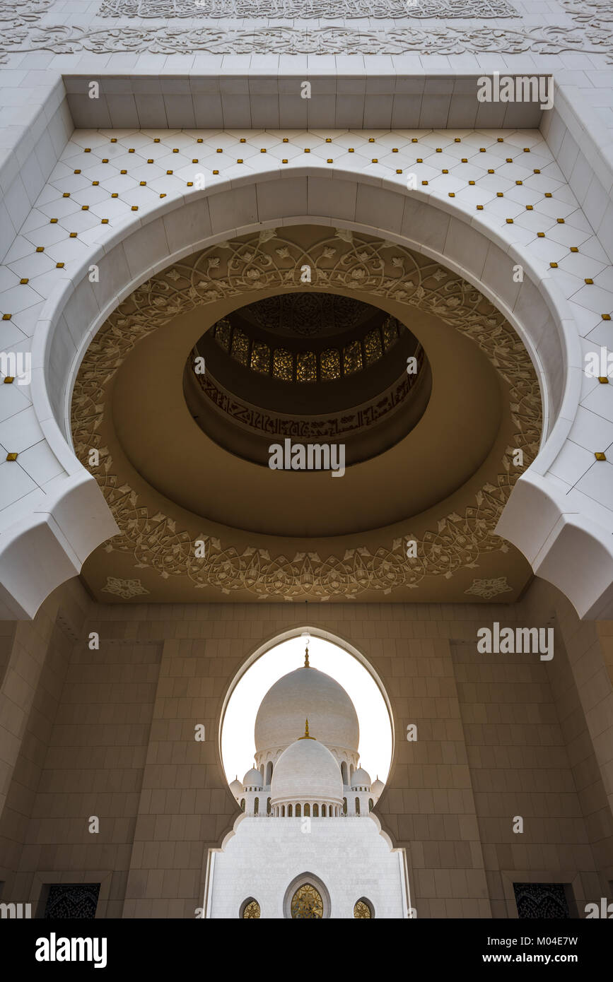 The architecture of the Sheikh Zayed Grand Mosque in Abu Dhabi, UAE ...