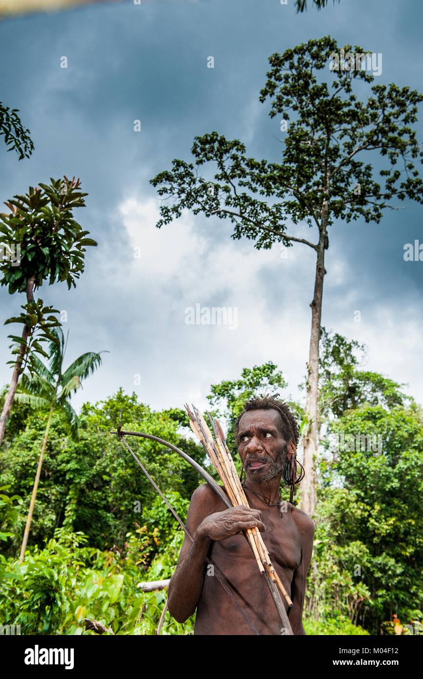 Korowai Tribe Men New Guinea Hi Res Stock Photography And Images Alamy