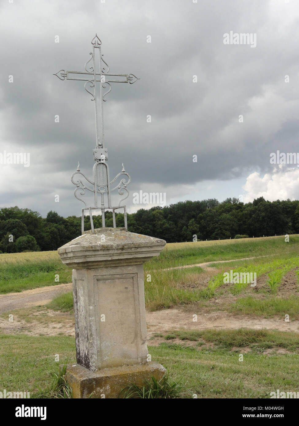 BourguignonsousCoucy (Aisne) croix de chemin Stock Photo Alamy