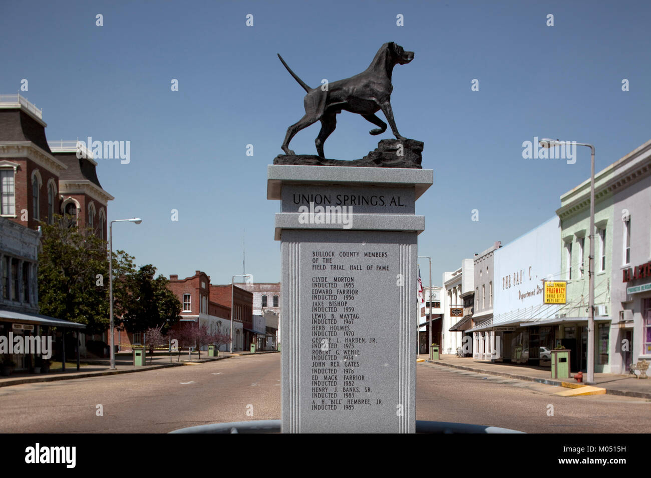 Life-size bronze statue of an English pointer, Union Springs, Alabama Stock Photo