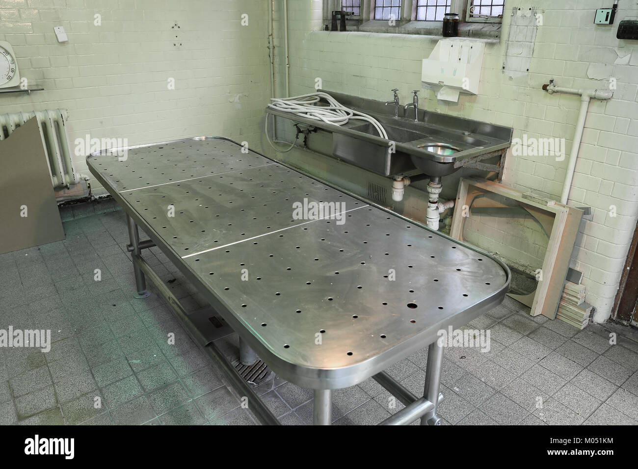 Autopsy table morgue hi-res stock photography and images - Alamy