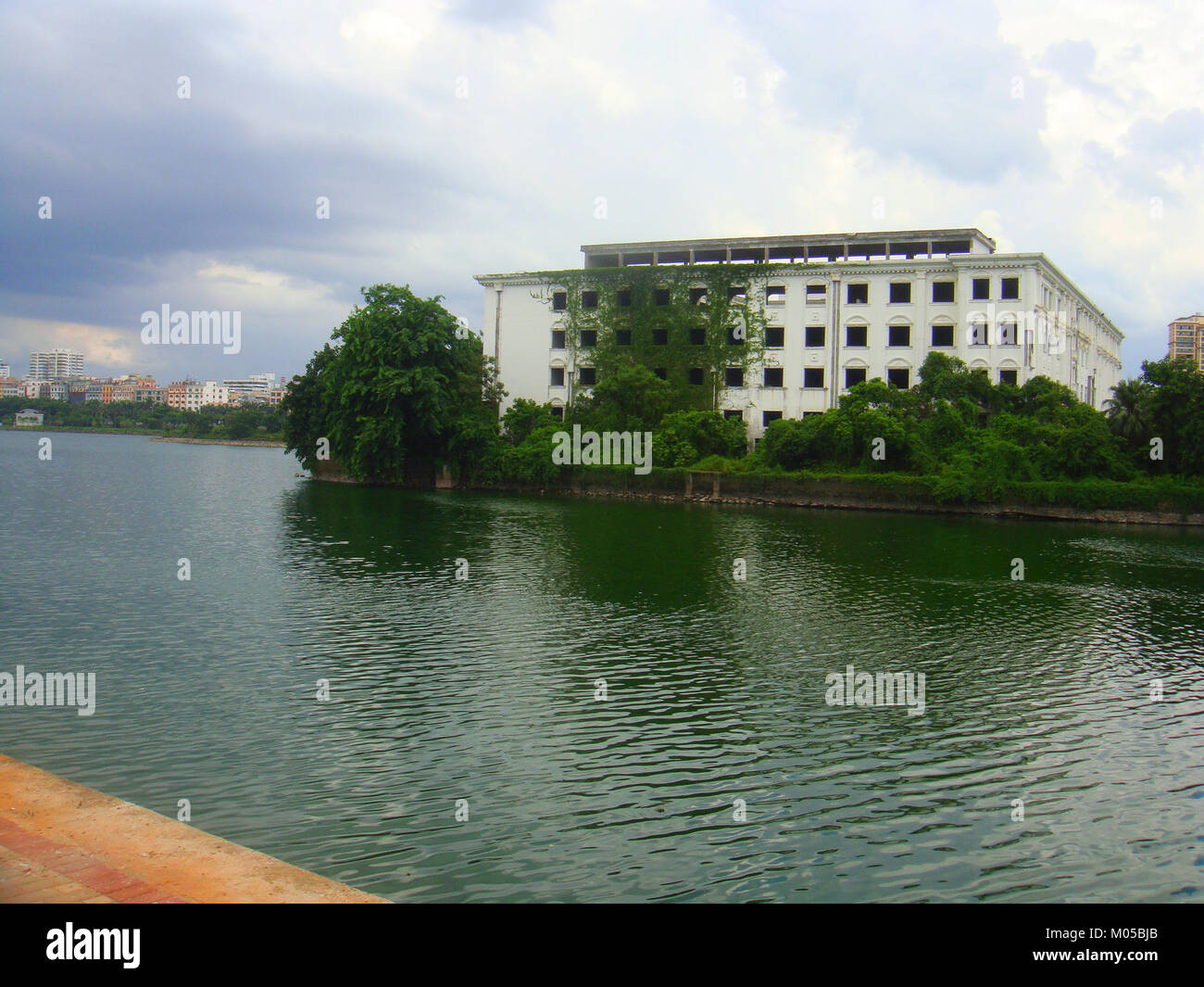 Building on island in 2017 07 on Hongcheng Lake 03 Stock Photo Alamy