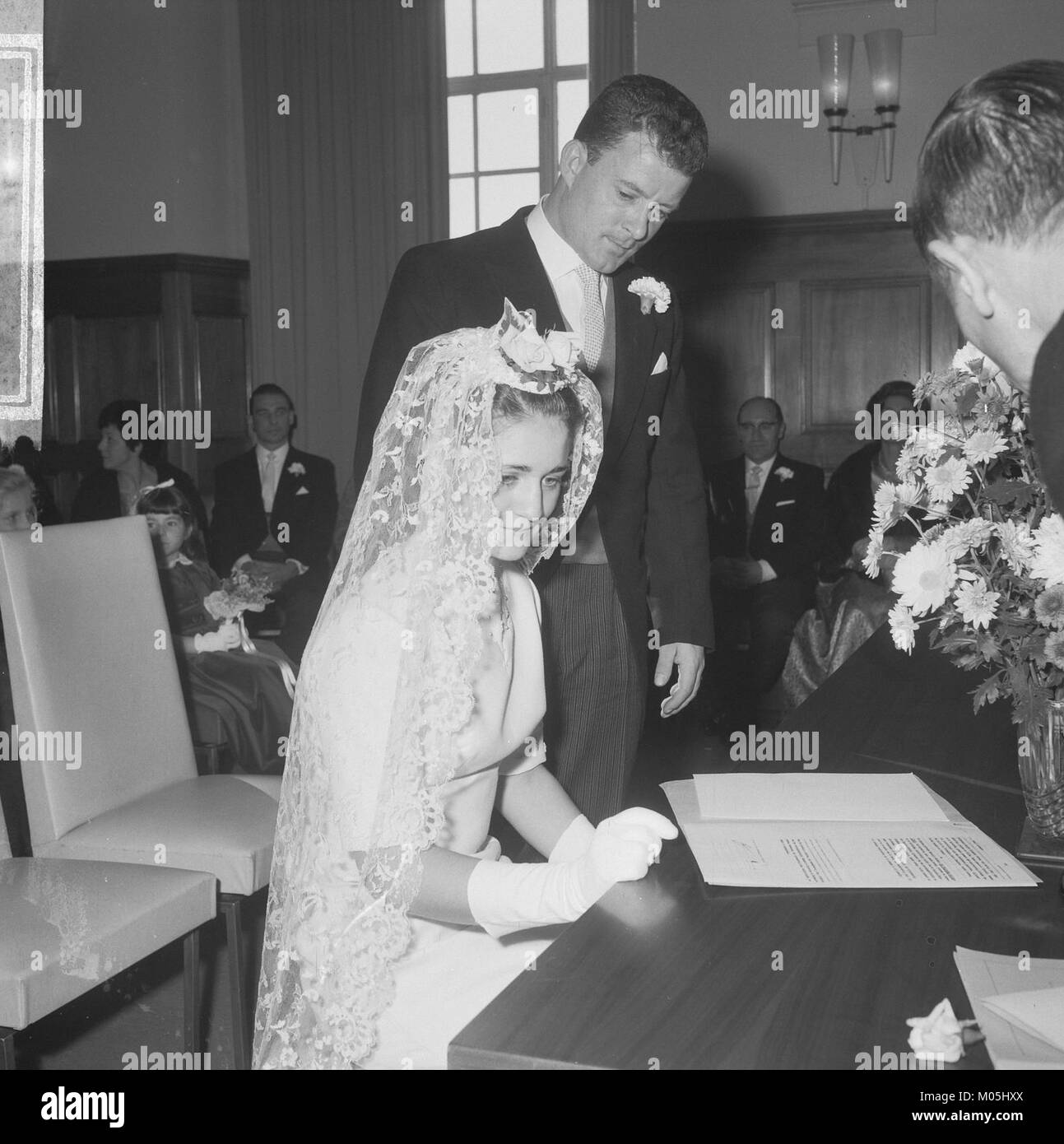 Bruidspaar bij het tekenen van de huwelijksakte, Bestanddeelnr 918-4554 Stock Photo