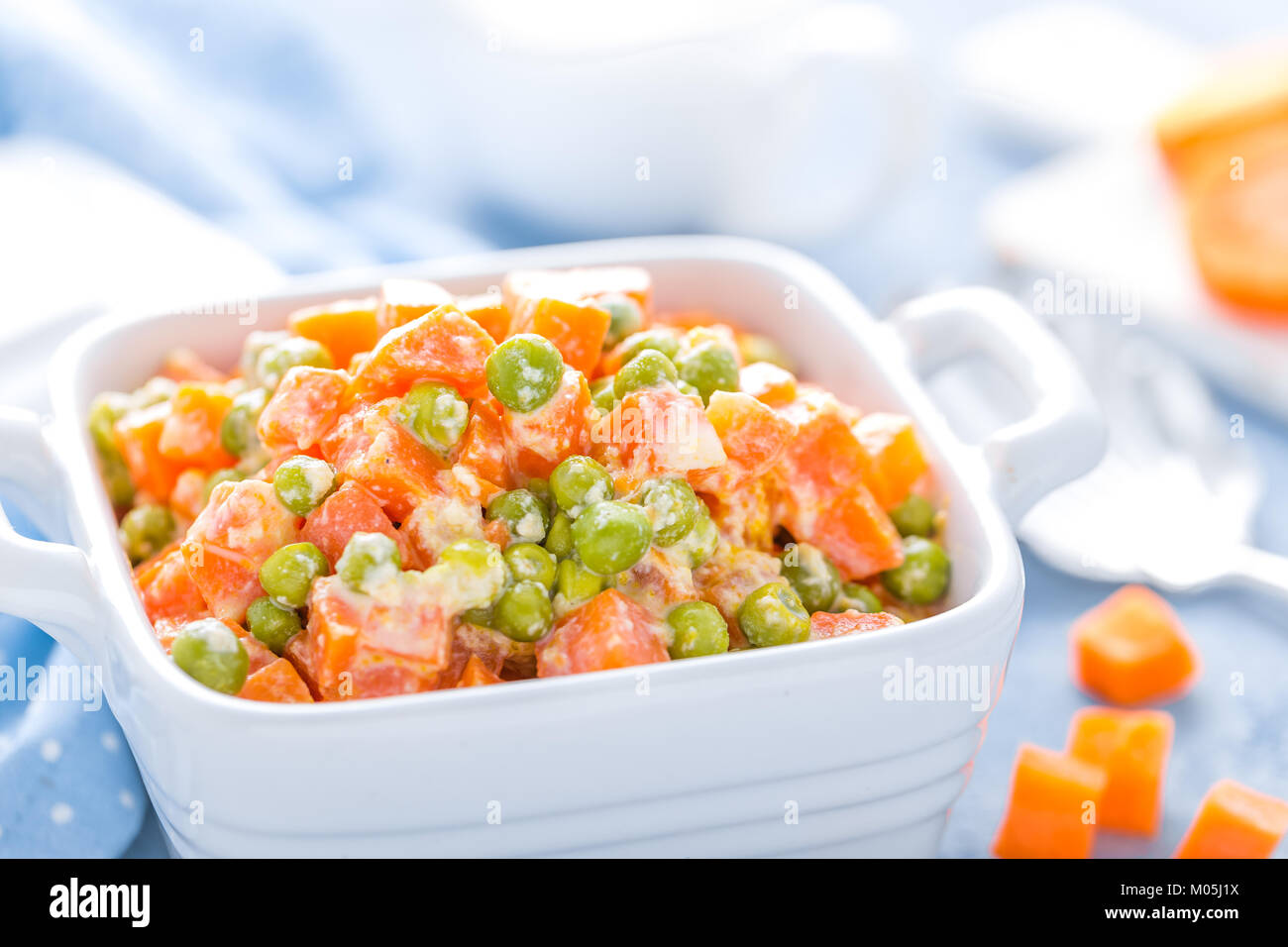 морковь с зеленым горошком в молочном соусе подача. морковь с зеленым горошком в молочном соусе. морковь в молочном соусе. горошек зеленый в соусе. морковь припущенная с зелёным горошком.