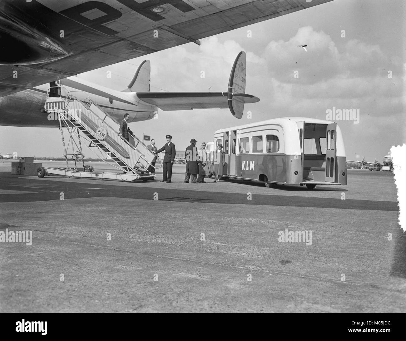 Busvervoer KLM van vliegtuig naar ontvangsthal, Bestanddeelnr 907-7033 Stock Photo