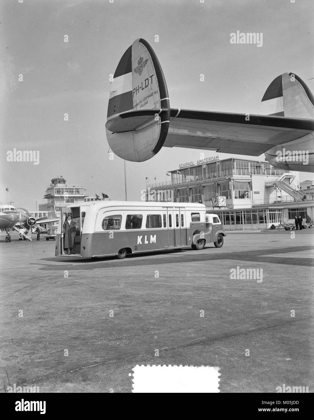 Busvervoer KLM van vliegtuig naar ontvangsthal, Bestanddeelnr 907-7035 Stock Photo