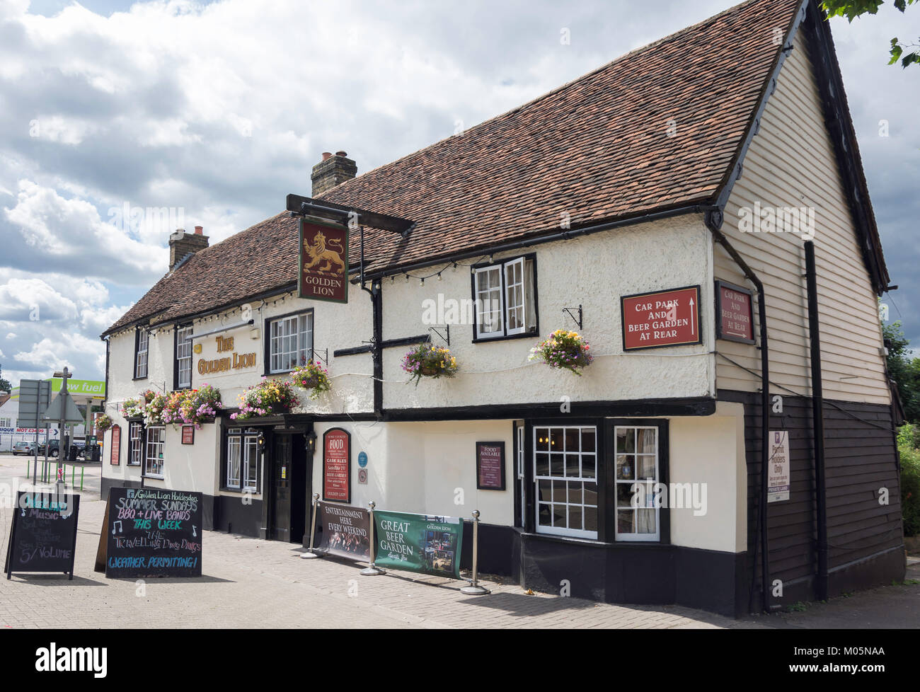16th century The Golden Lion Pub, High Street, Hoddesdon, Hertfordshire, England, United Kingdom Stock Photo