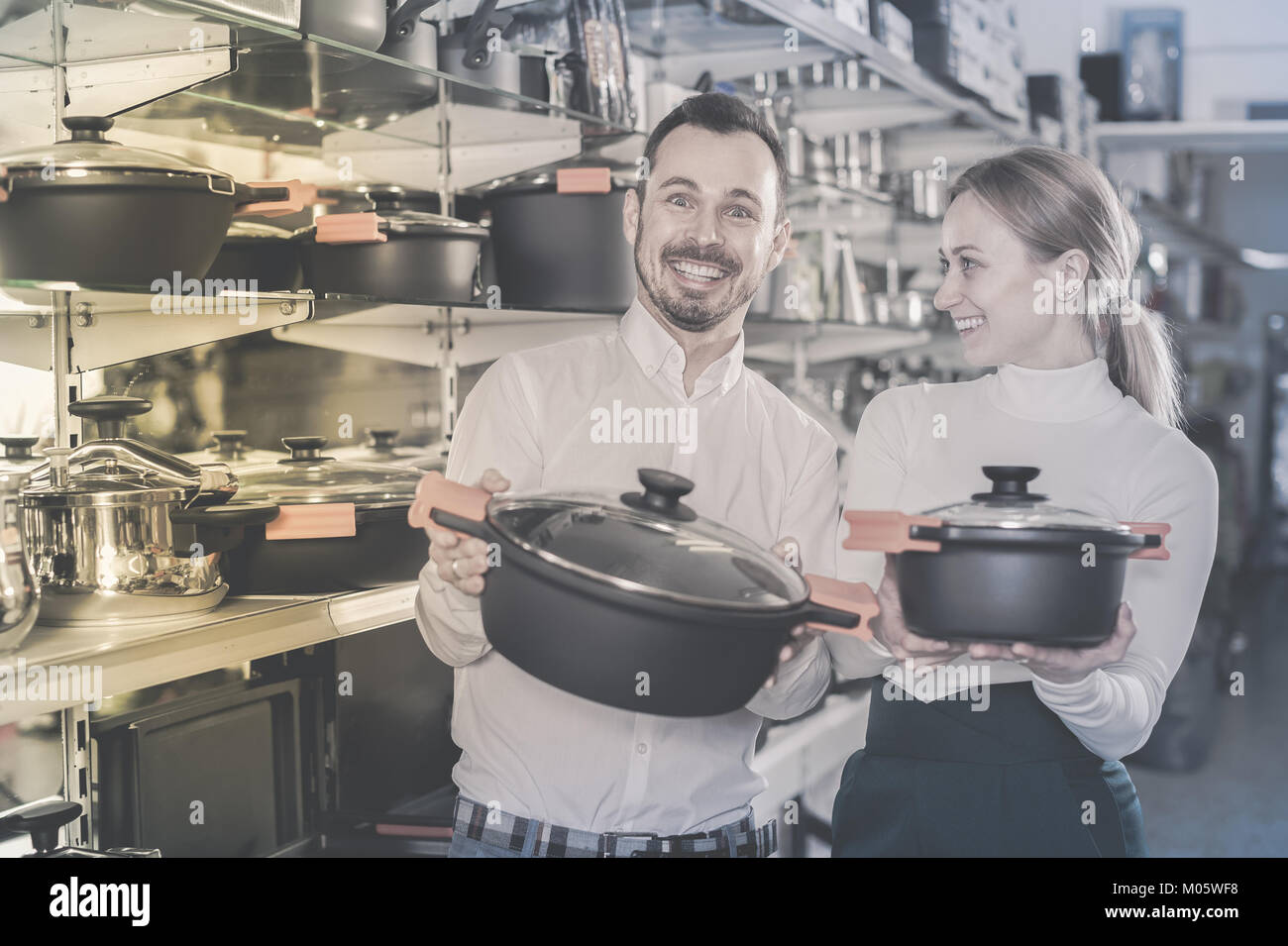 https://c8.alamy.com/comp/M05WF8/smiling-couple-selects-kitchen-utensils-in-the-store-M05WF8.jpg