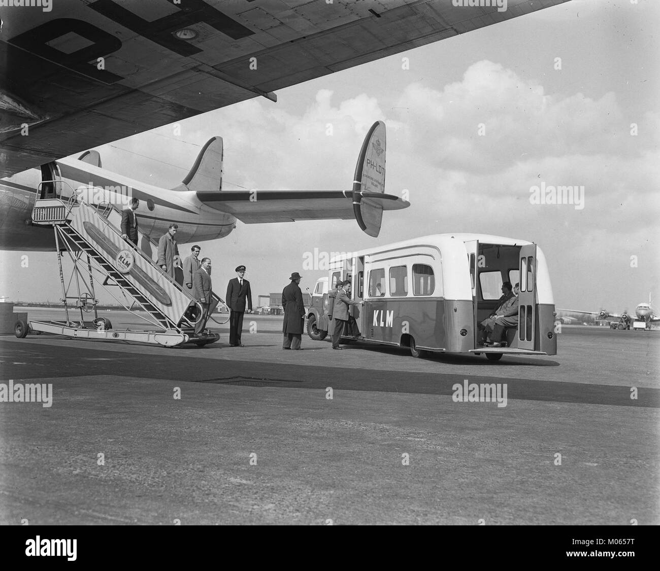 Busvervoer KLM van vliegtuig naar ontvangsthal, Bestanddeelnr 907-7034 Stock Photo