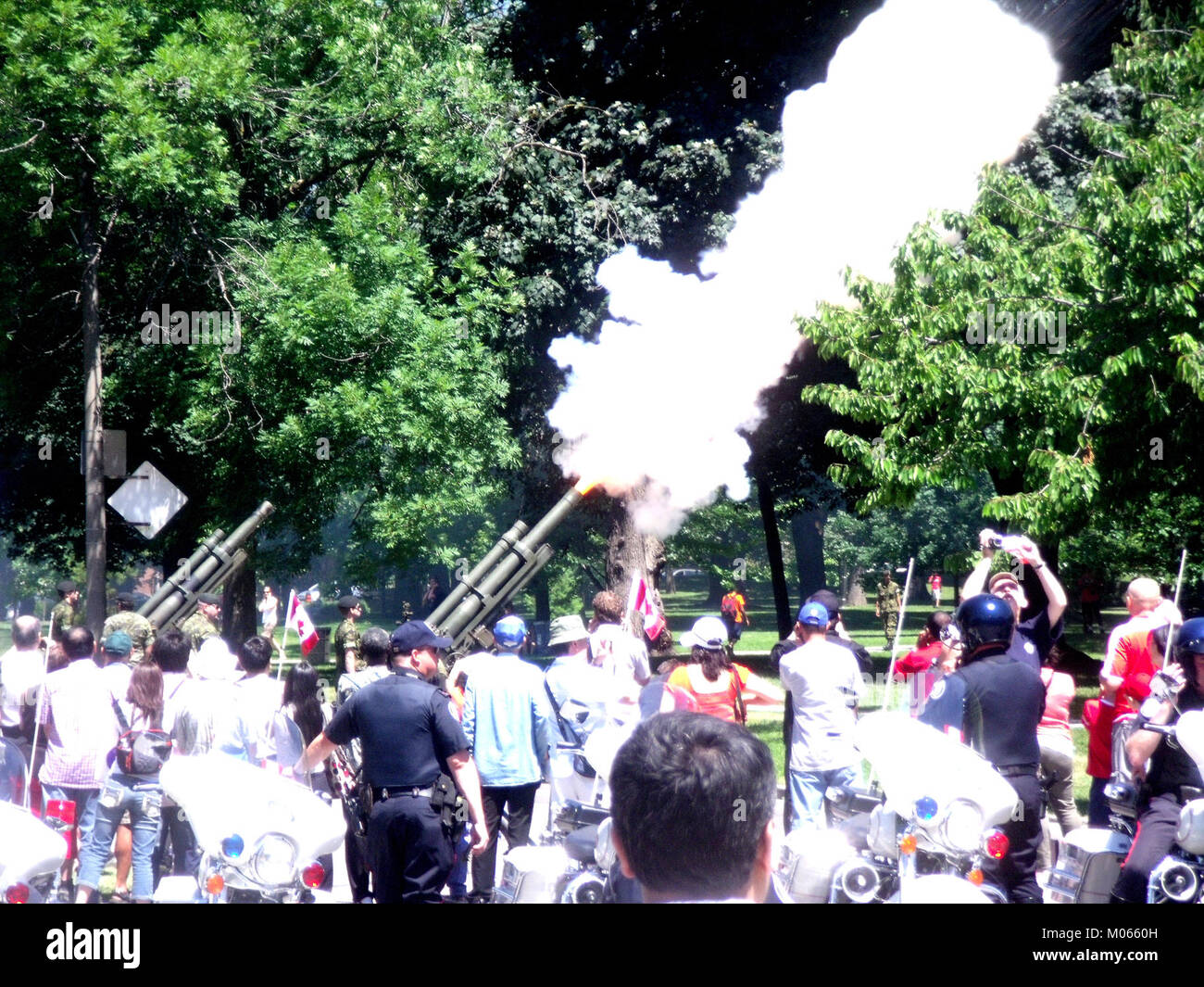 21 gun salute hi-res stock photography and images - Alamy