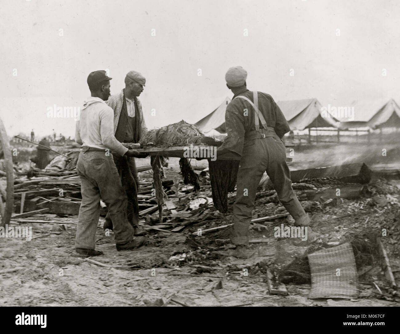 Galveston disaster, carrying dead body to fire to be burned Stock Photo