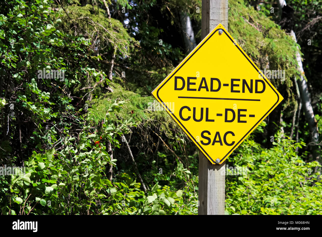 A yellow Dead End Cul-De-Sac warning sign Stock Photo