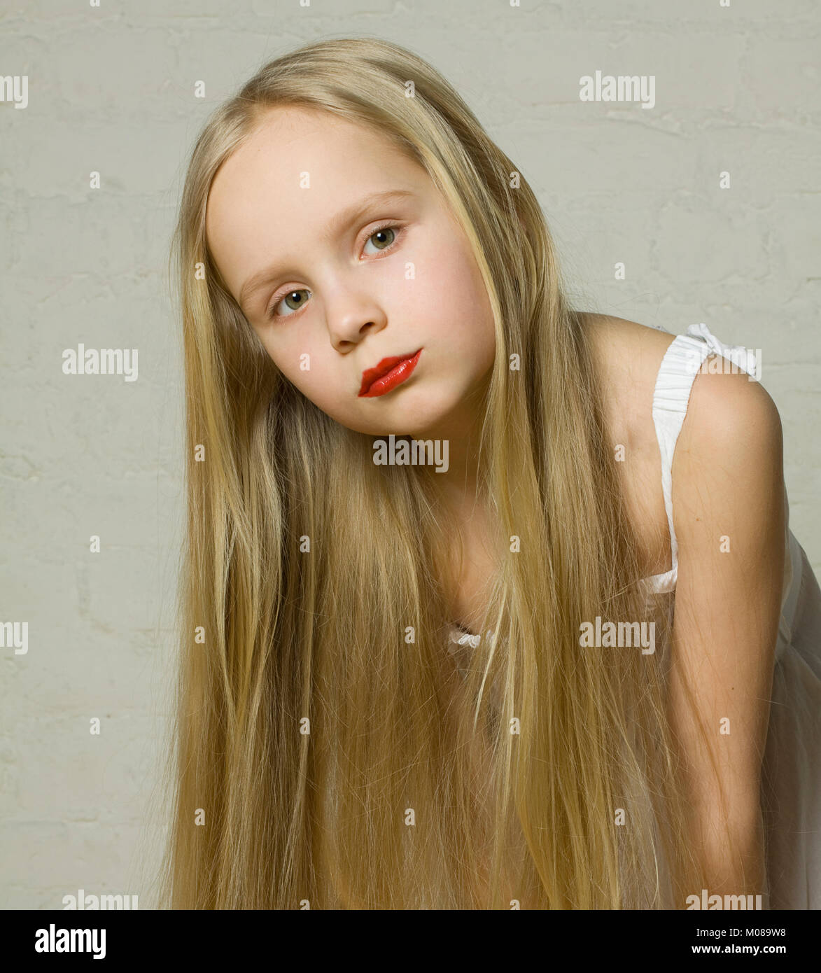 Download this stock image: Young girl fashion model with long blond hair - ...