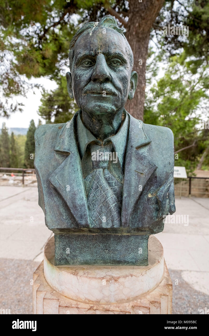 Sculpture of Sir Arthur Evans in front of the Knossos palace, Knossos ancient city, Heraklion, Knossos, Crete, Greece, Europe, The bastion, Minoan pal Stock Photo