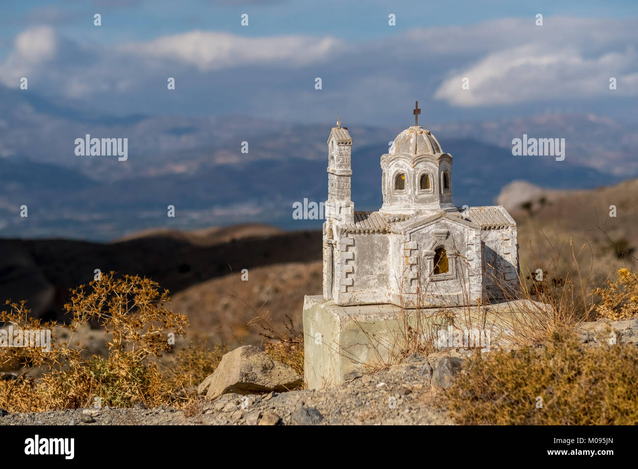 Ikonostassia, Chapel on the Roadside (miniature chapel), highlands in the interior of Crete, wide valley near Agia Galini, Europe, Crete, Greece, Hera Stock Photo