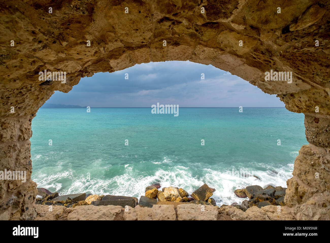 Blick auf das Mittelmeer durch ein Steinfenster der Festung Koules oder Festung Rocca al Mare, Iraklio, Heraklion, Kreta, Griechenland, Europa, Irakli Stock Photo