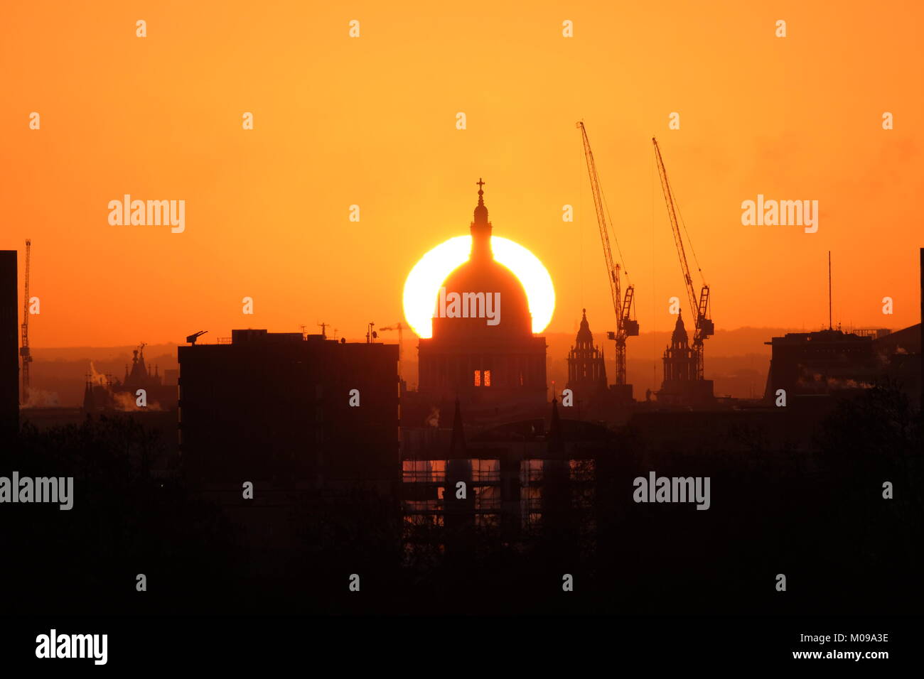 London, UK. 19th January, 2018. Sun rise behind St Paul's Cathedral, London, on a cold January morning. As seen from Primrose Hill, London. Credit: Steve Bright/Alamy Live News Stock Photo