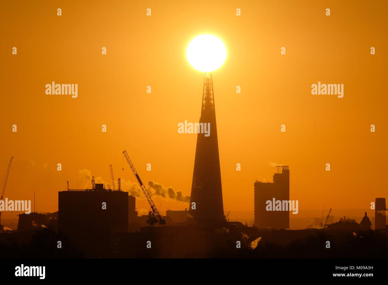 London, UK. 19th January, 2018. The rising sun just brushes the top of The Shard, London, on a cold January morning. As seen from Primrose Hill, London. The Shard is the tallest building in the United Kingdom. Credit: Steve Bright. Credit: Steve Bright/Alamy Live News Stock Photo