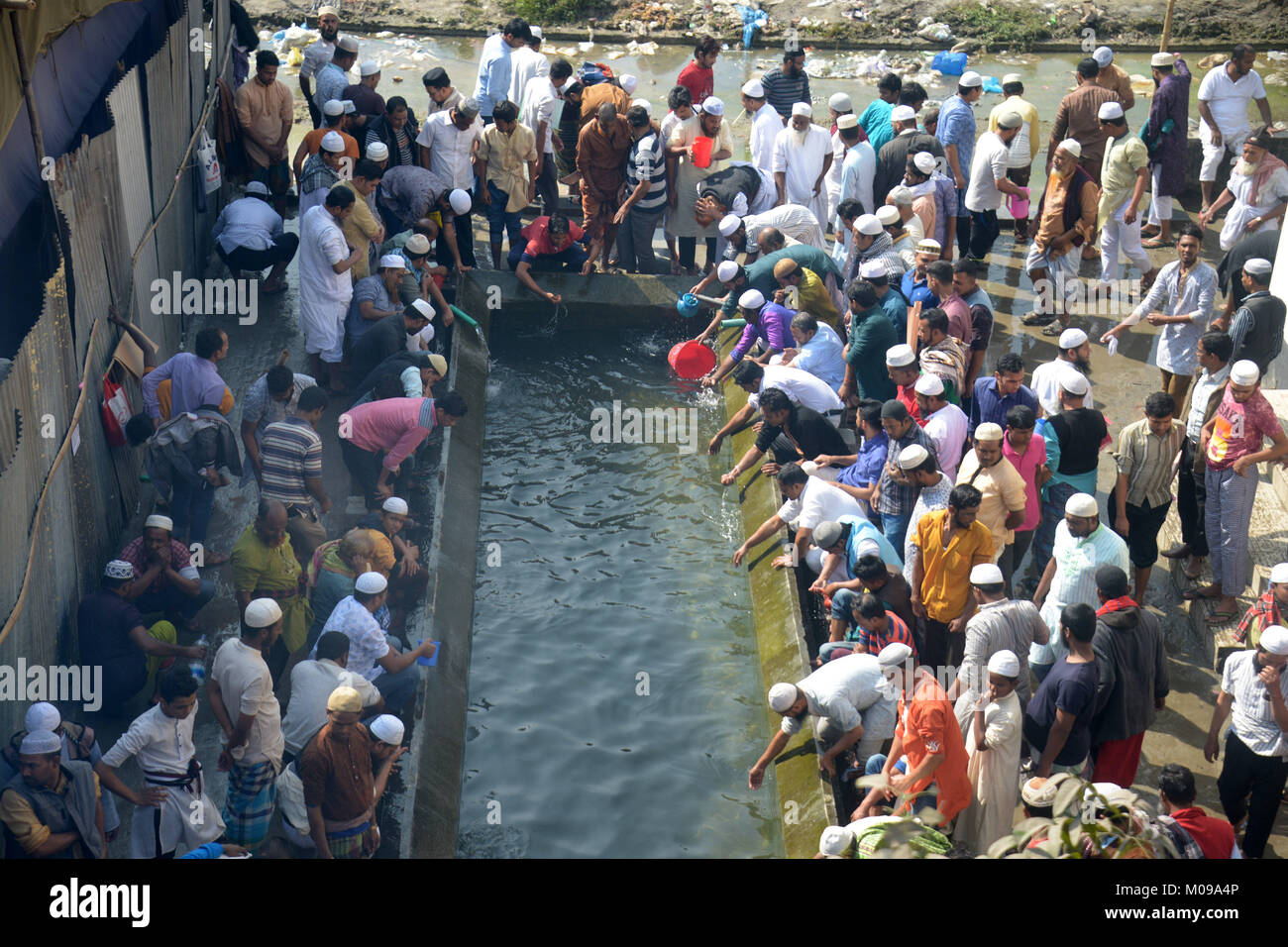 Dhaka, Bangladesh capital Dhaka. 19th Jan, 2018. Devotees attend the second phase of an annual Muslim congregation on the bank of the Turag river at Tongi, on the outskirts of Bangladesh capital Dhaka, on Jan. 19, 2018. Credit: Salim Reza/Xinhua/Alamy Live News Stock Photo