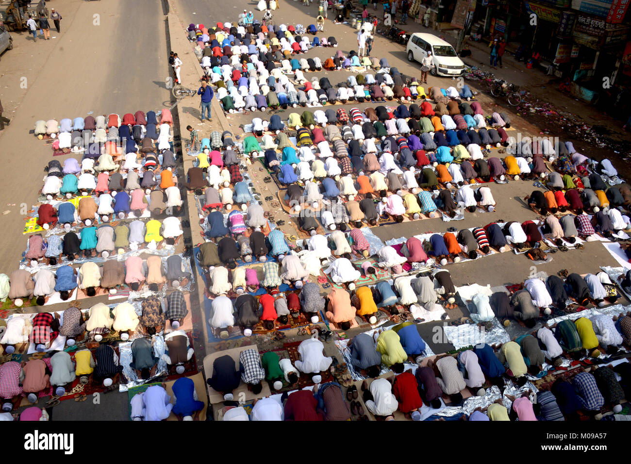 Dhaka. 19th Jan, 2018. Photo taken on Jan. 19, 2018, shows an aerial view of the second phase of an annual Muslim congregation on the bank of the Turag river at Tongi, on the outskirts of Bangladesh capital Dhaka. Credit: Salim Reza/Xinhua/Alamy Live News Stock Photo