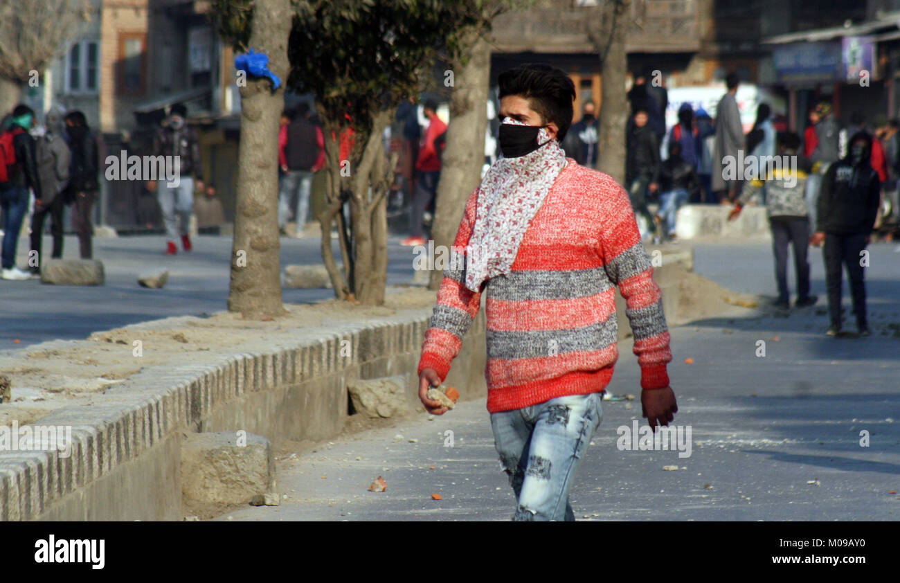 Srinagar.KASHMIR19. JANUARY A masked Kashmiri protester prepares to throw stones at Indian police during a protest after friday prayers Indian forces used tear gas and pellet guns to disperse hundreds of stone-throwing protesters who were protesting against National Investigation Agency (NIA) chargesheet.Hafiz Lashkar-e-Taiba (LeT) Hizb-ul-Mujahideen, Syed Salahuddin and 10 accused: 7 separatists, 1 businessman, 2 stone pelters . Credit: Sofi Suhail/Alamy Live News Stock Photo