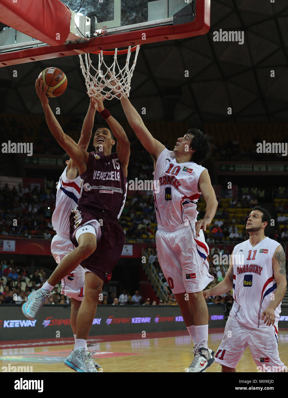 Caracas, Distrito Capital, Venezuela. 31st Aug, 2013. August 31, 2013.Windi Graterol (c), from Venezuela, tries to score against Alejandro Peralta (d) and Federico Mellone (i), from Paraguay, during the match of the first phase of the FIBA Americas Basketball pre World Cup 2013, in Caracas, Venezuela. Photo: Juan Carlos Hernandez Credit: Juan Carlos Hernandez/ZUMA Wire/Alamy Live News Stock Photo