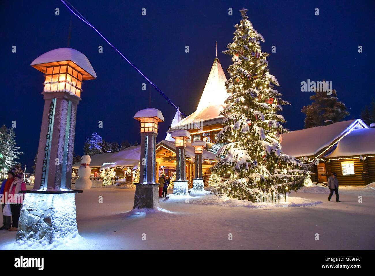 Rovaniemi, Finland. 19th Jan, 2018. Tourists visit the marked Arctic Circle latitude line at the Santa Claus Village, located on the Arctic Circle in Rovaniemi, northern Finland, on Jan. 19, 2018. Credit: Sergei Stepanov/Xinhua/Alamy Live News Stock Photo