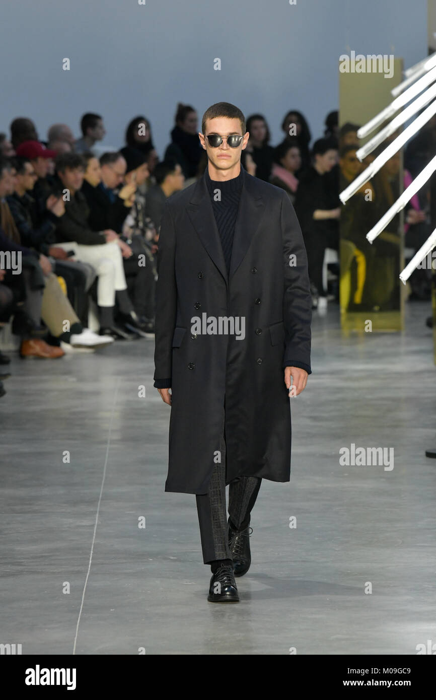 Paris, France. 19th Jan, 2018. A model presents creations of CERUTTI 1881 for its 2018-19 autumn/winter collection during the men's fashion week in Paris, France, Jan. 19, 2018. Credit: Piero Biasion/Xinhua/Alamy Live News Stock Photo