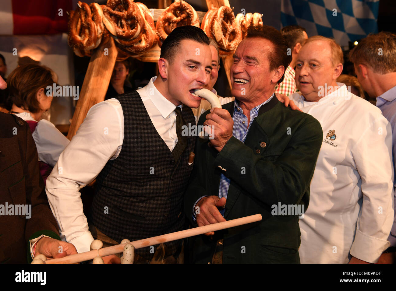 Going, Germany. 19th Jan, 2018. Singer Andreas Gabalier (L) and actor Arnold Schwarzenegger attend the 27th traditional 'Weißwurst party' (lit. Bavarian white sausage party) at the Stanglwirt Inn in Going, Germany, 19 January 2018. The 'Weißwurst party' is an event where stars and celebrities meet a day before the legendary Hahnenkamm downhill race. Credit: Felix Hörhager/dpa/Alamy Live News Stock Photo