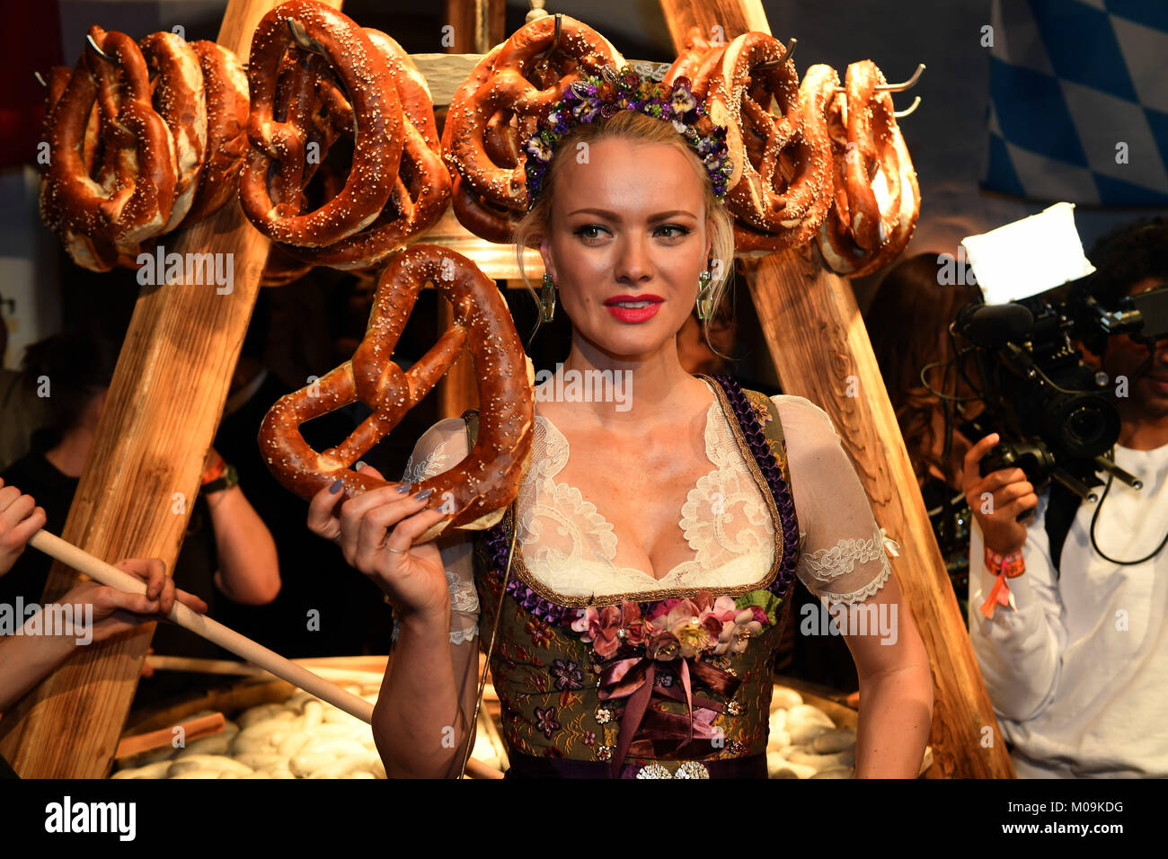 Going, Germany. 19th Jan, 2018. Model Franziska Knuppe attends the 27th traditional 'Weißwurst party' (lit. Bavarian white sausage party) at the Stanglwirt Inn in Going, Germany, 19 January 2018. The 'Weißwurst party' is an event where stars and celebrities meet a day before the legendary Hahnenkamm downhill race. Credit: Felix Hörhager/dpa/Alamy Live News Stock Photo