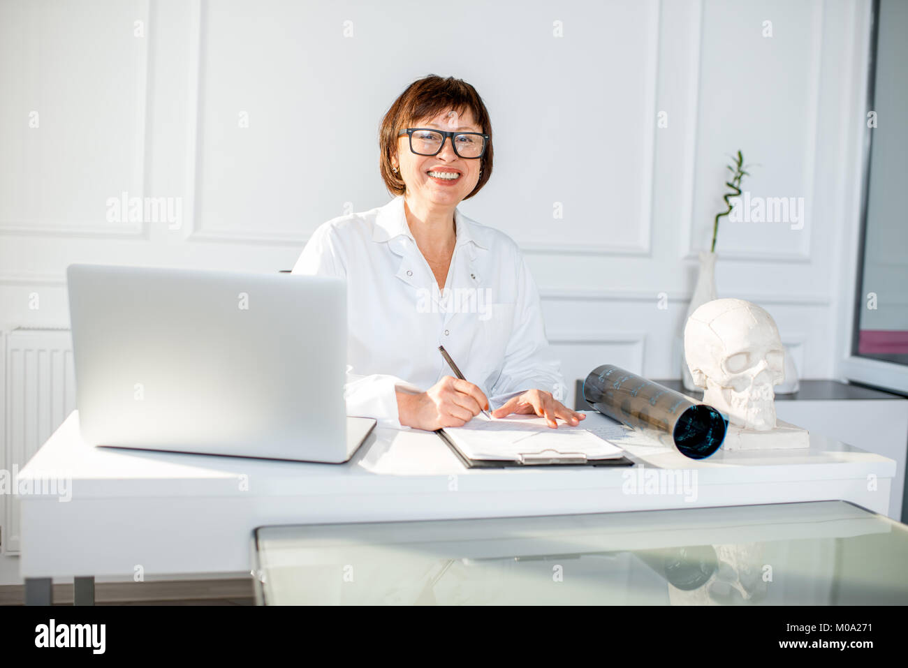 Mature woman with doctor office hi-res stock photography and images - Alamy