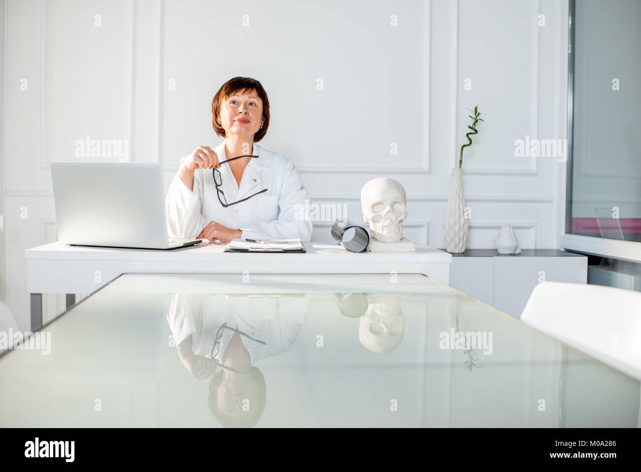Mature woman with doctor office hi-res stock photography and images - Alamy