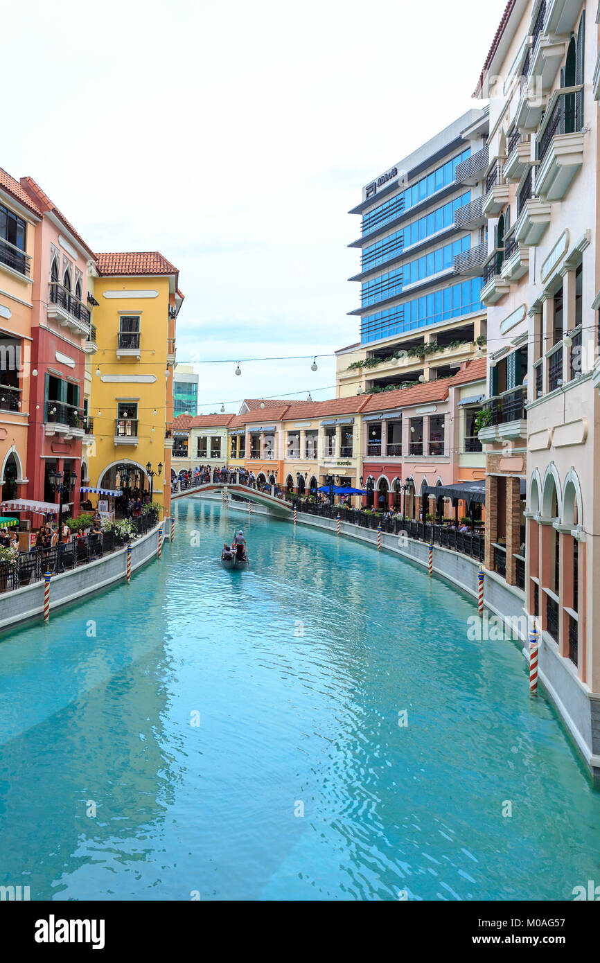 Venice Piazza, Grand Canal Mall, Mckinley Hill Taguig Grand canal, Canal, Travel dreams