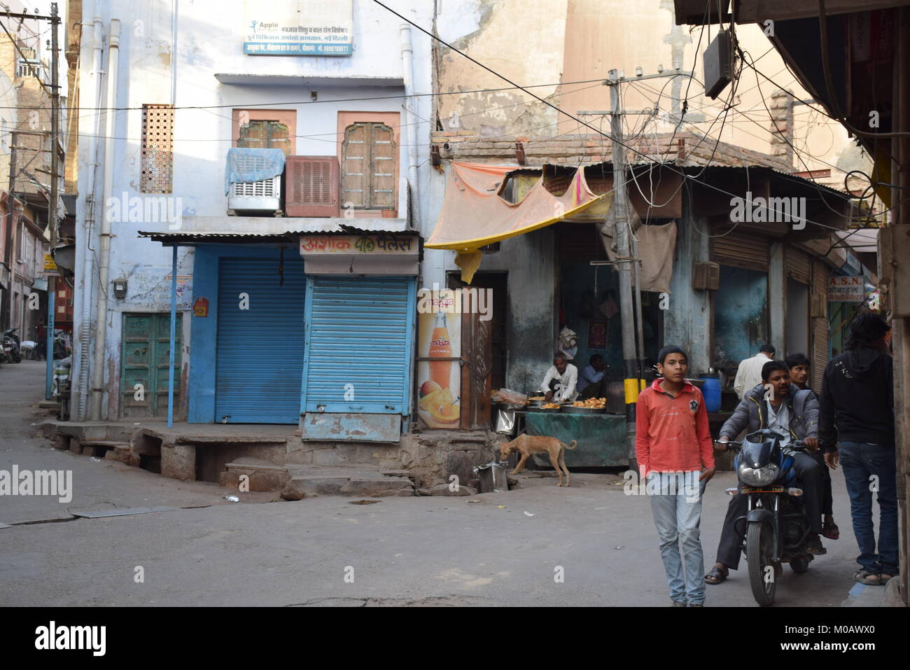 View of a busy street with people and shop in Bikaner, Rajasthan - India  Stock Photo - Alamy