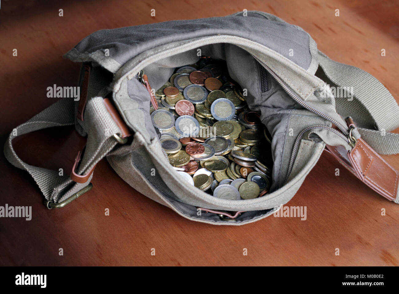Bag Full Of Cash Stock Photos & Bag Full Of Cash Stock Images Alamy