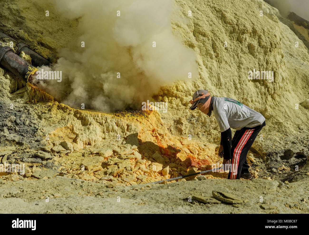 sulphur-miner-working-in-extremely-harsh-environment-to-extract-sulphur