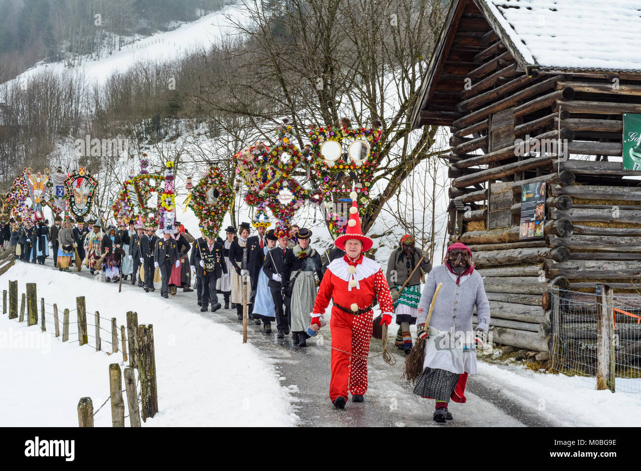 Bad Hofgastein: Perchtenlauf (Percht Perchten mask procession): schöne Bajazzl (Hanswurst), Hexe (witch), Kappenträger mit Nachtänzer (cap carrier wit Stock Photo