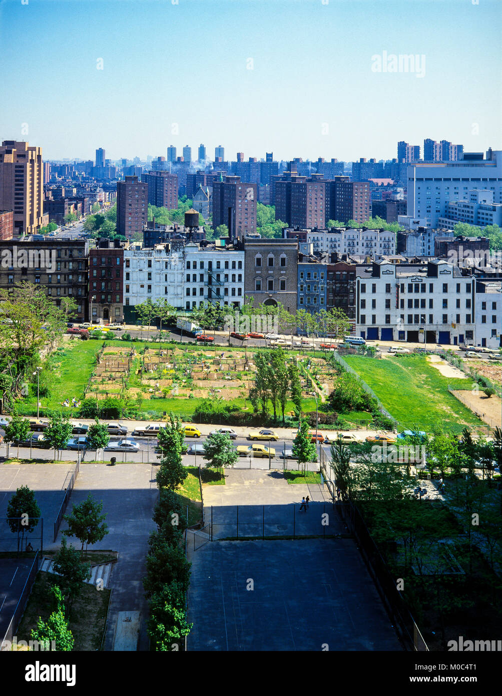 May 1982, New York, overview on community gardens, buildings, Yorkville