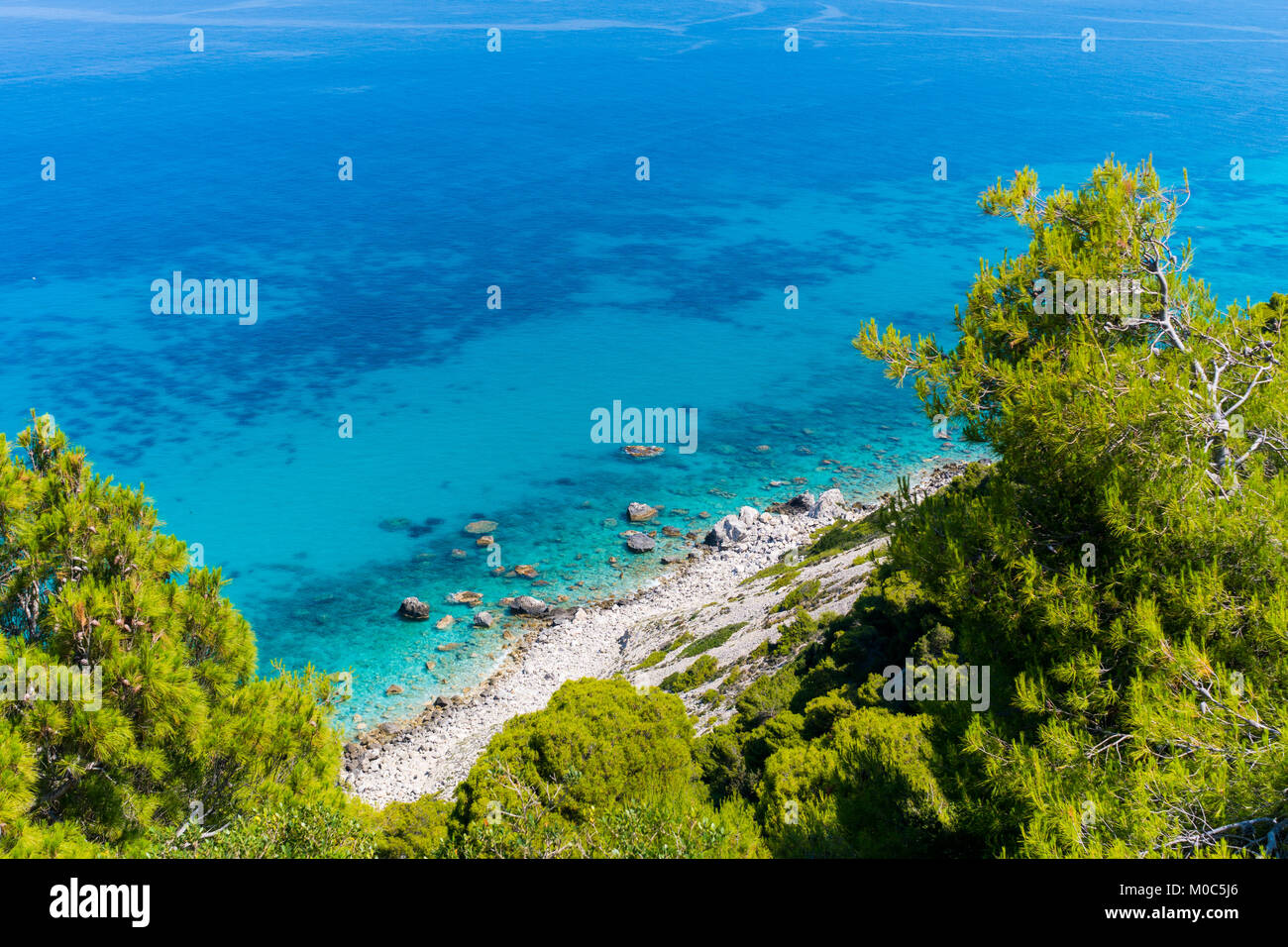 Aerial view sea rocks turquoise hi-res stock photography and images - Alamy